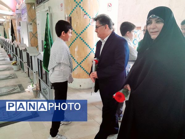 تجدید میثاق مدیرکل امور شاهد و ایثارگران وزارت آموزش و پرورش از شهدا در بوشهر
