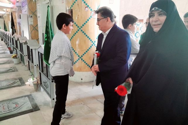 تجدید میثاق مدیرکل امور شاهد و ایثارگران وزارت آموزش و پرورش از شهدا در بوشهر