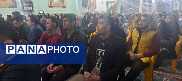 جلسه آموزش خانواده ویژه والدین پایه‌های دهم و یازدهم در دبیرستان شاهد ابوذر غفاری 
