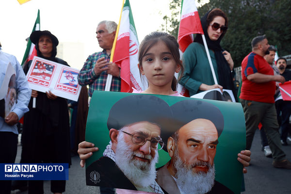 تجمع مردمی بشارت فتح در میدان انقلاب