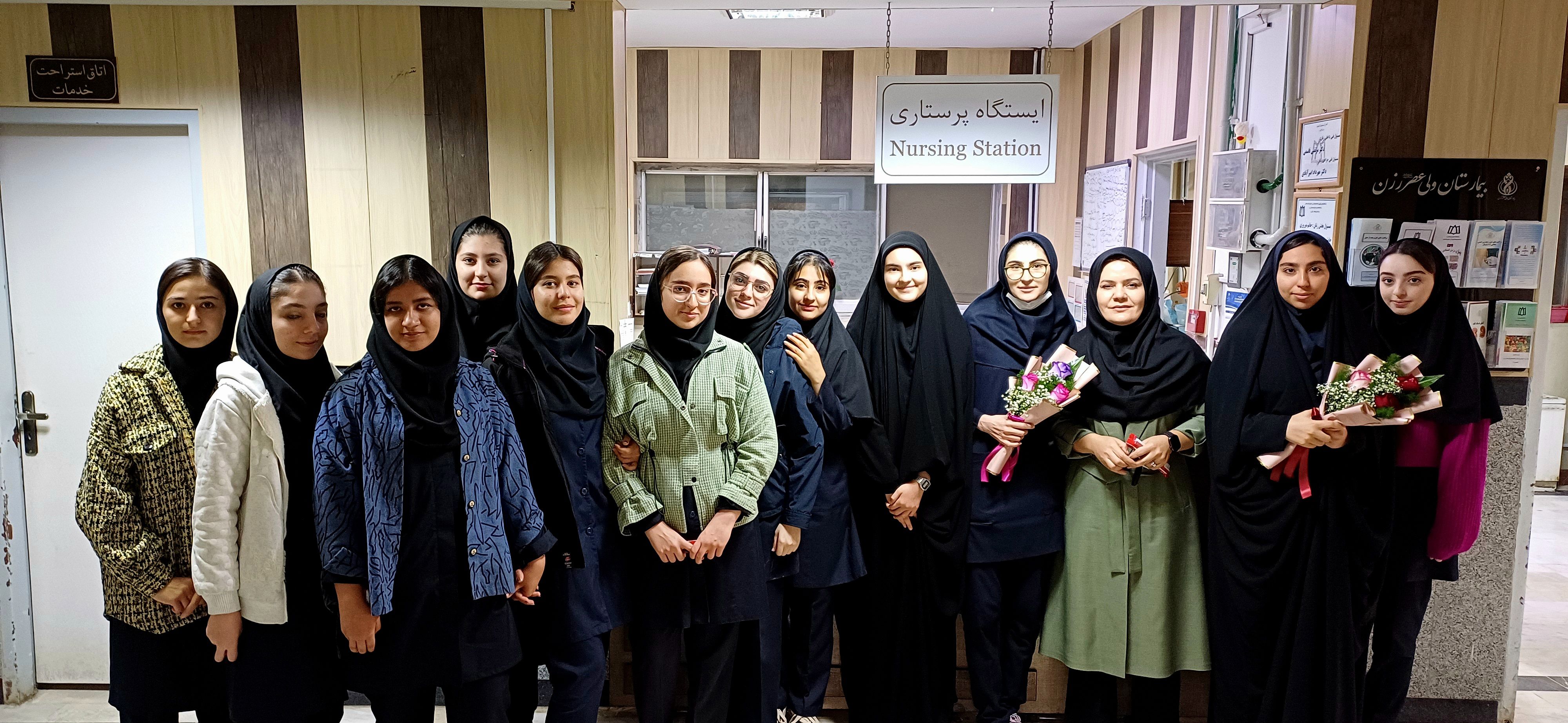 قدردانی دانش‌آموزان از پرستاران در روز پرستار