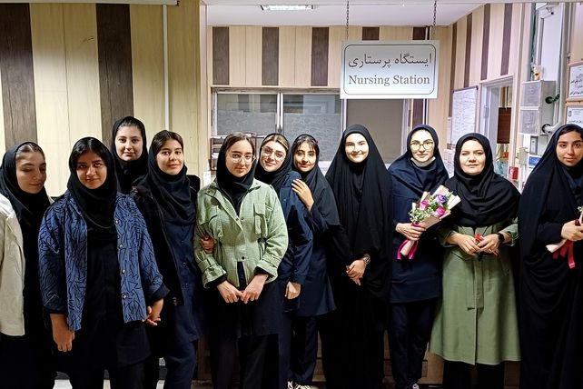 قدردانی دانش‌آموزان از پرستاران در روز پرستار