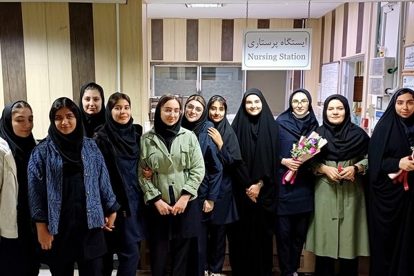 قدردانی دانش‌آموزان از پرستاران در روز پرستار