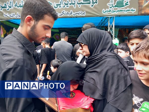 استقبال دلدادگان اباعبدالله الحسین (ع) از پیاده‌روی جاماندگان اربعین حسینی‌ 
