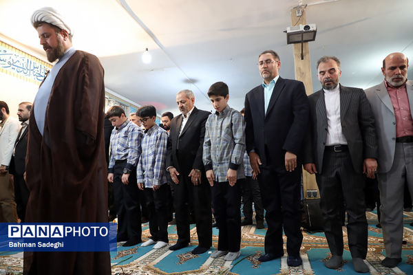 اقامه اذان و نماز با شعار «مِهر با مُهر» با حضور وزیر آموزش و پرورش