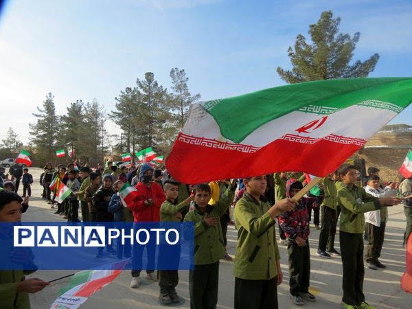 قاب پانا خاتم از شادی و نشاط دانش‌آموزان 
