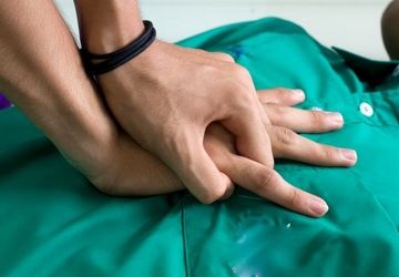 هدف اصلی CPR حفظ جریان خون به مغز تا زمان رسیدن کمک‌های پزشکی است