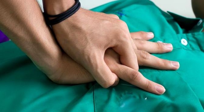 هدف اصلی CPR حفظ جریان خون به مغز تا زمان رسیدن کمک‌های پزشکی است