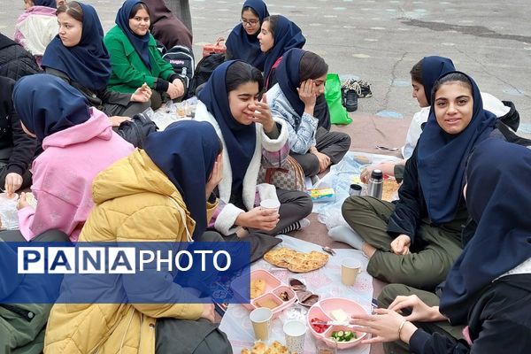 نمایشگاه دست سازه‌های دانش‌آموزان مدرسه شهید شرافت بهارستان‌دو