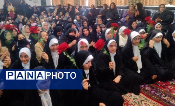 بوسه بر دستان مادر در دبیرستان والدین آناخاتون