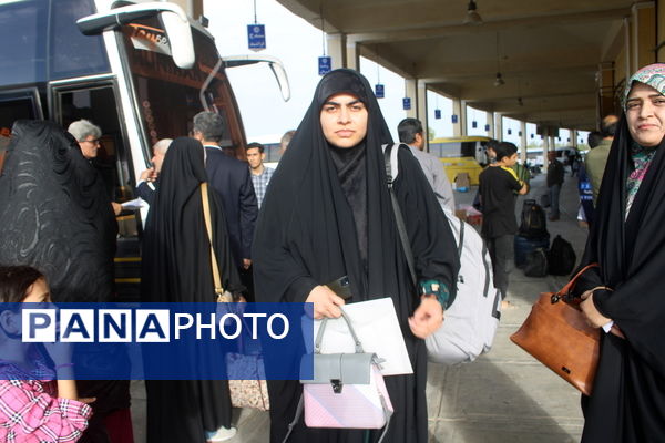 دانش آموزان بوشهر برای دیدار با رهبر انقلاب عازم تهران شدند 