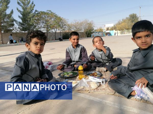 روز پر نشاط همزمان با هفته بهداشت روان در مدرسه تکتم خلیل آباد 