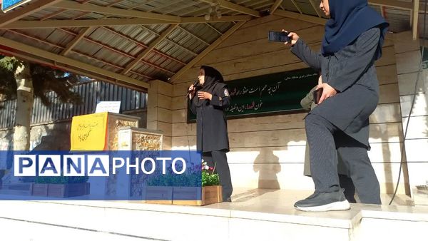 حضور جمعی از آتشنشانان در مدرسه شاهد شهید حمامی ناحیه شش مشهد