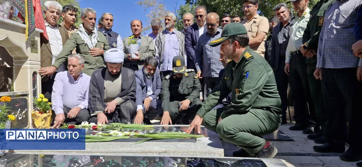 غبارروبی مزار شهدا بهمناسبت هفته دفاع مقدس در نورآباد