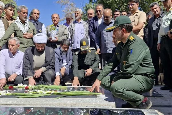 غبارروبی مزار شهدا به‌مناسبت هفته دفاع مقدس در نورآباد 