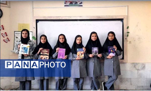 گرامیداشت هفته کتاب و کتابخوانی در دبیرستان حاج مهدی روحانی شهرستان خلیل آباد 