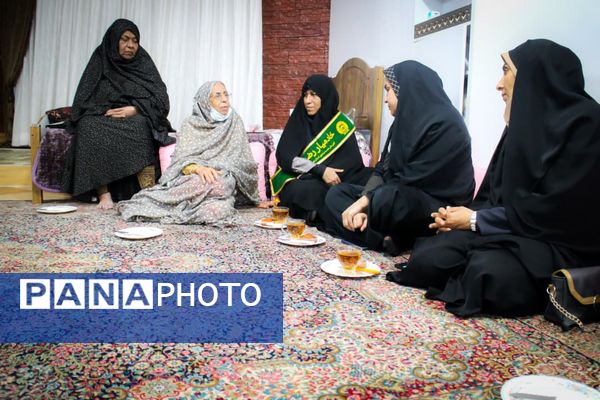 تجلیل دانش‌آموزان بندرعباسی از خانواده شهید در آستانه میلاد حضرت زهرا(س)