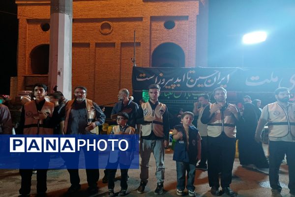 دانش‌آموزان در موکب دانش‌آموزی عشاق‌الحسین از زائرین کربلای معلی پذیرایی کردند