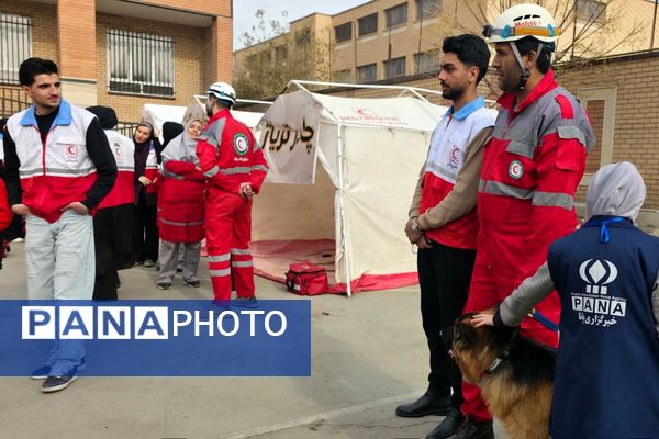 اجرای مانور زلزله با حضور مسئولان در مدرسه استاد مطهری رباط‌کریم