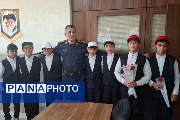 تقدیر دانش‌آموزان مدارس منطقه کهریزک از فرماندهان انتظامی کلانتری ۱۷۰ کهریزک و ۱۷۵ باقرشهر 