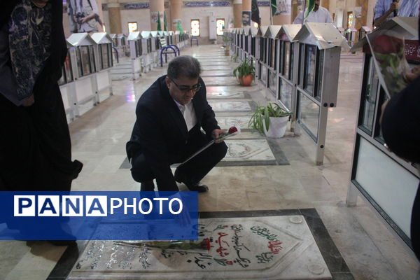 تجدید میثاق مدیرکل امور شاهد و ایثارگران وزارت آموزش و پرورش از شهدا در بوشهر