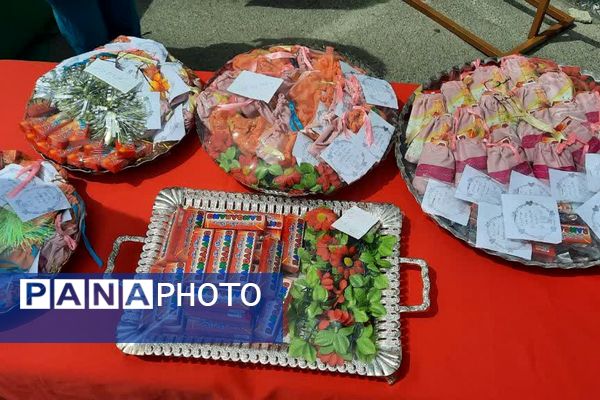 جشن سپیدپوشان مهربانی در مدرسه «بنت الهدی» شهرستان فیروزکوه به مناسبت روز پرستار و ولادت حضرت زینب(س)