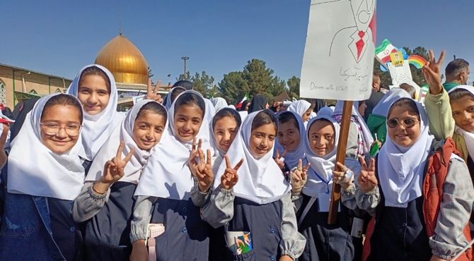 حضور پرشور دانش‌آموزان فشافویه در راهپیمایی ۱۳ آبان