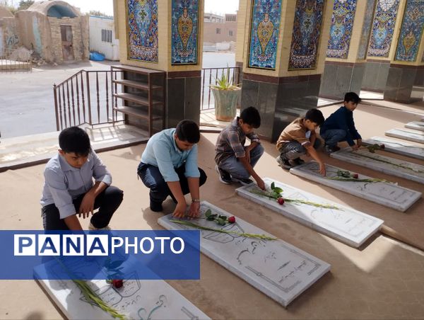ادای احترام دانش‌آموزان میبدی به شهدای جنگ تحمیلی 