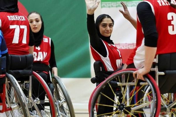 یک گام تا پرتار طلایی/ تیم‌ بسکتبال با ویلچر سه در سه دختران فینالیست شد