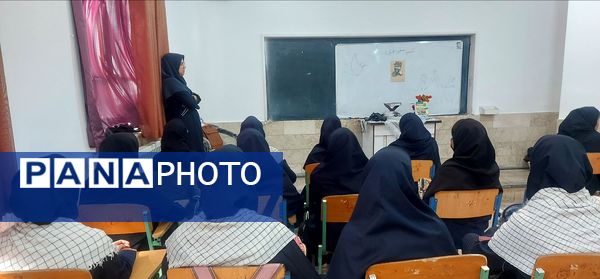 کلاس آمادگی و دفاعی با رنگ و بوی شهدا در دبیرستان فاطمیه