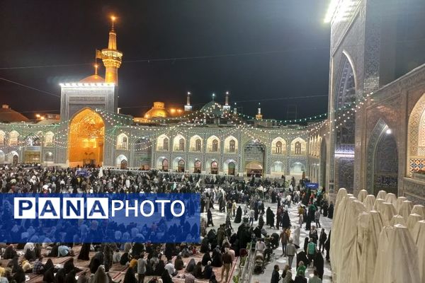 سیل عظیم زائران و مجاوران حرم امام رضا (ع) در شب ولادت یازدهمین امام شیعیان