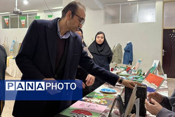 آیین افتتاحیه نمایشگاه هنری «ماها» در هنرستان شهید تاجیک بهارستان‌دو