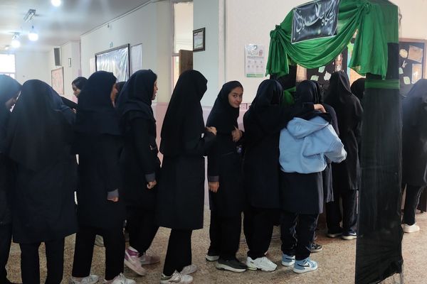 نمک‌گیر سفره مادر هستیم