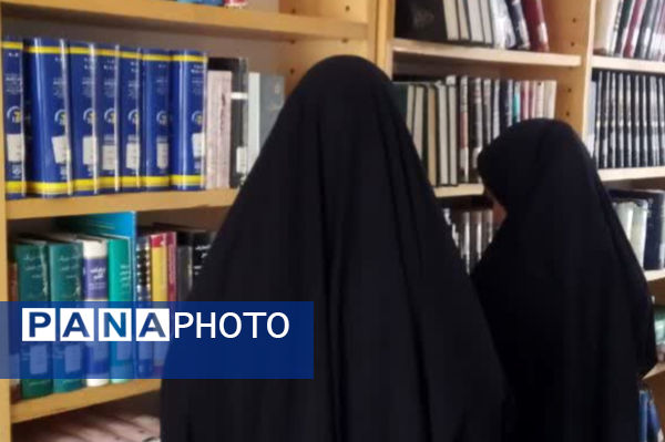 بازدید دانش‌آموزان مدرسه‌ حضرت زهرا (س) نیر از کتابخانه در هفته‌ کتاب 