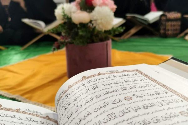 جز خوانی قرآن کریم در ماه مبارک رمضان در مسجد خاتم النبیین