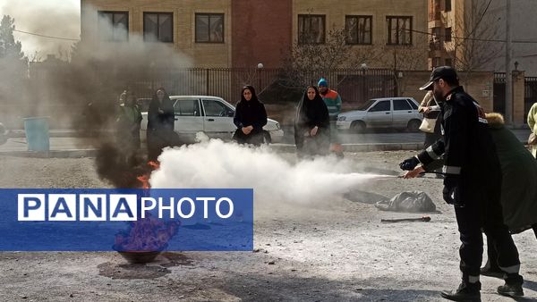 آموزش اطفای حریق به داوطلبان دوام ثامن منطقه ۱۲ مشهد