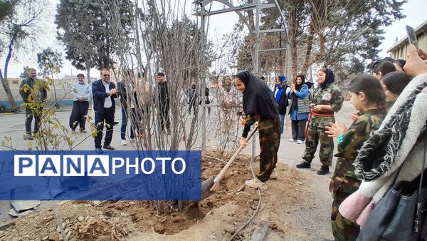 دختران ورزشکار ملاردی با کاشت نهال، آینده‌ای سبزتر برای زمین رقم می‌زنند