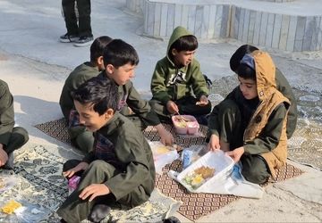 روزی پرنشاط در دبستان امام رضا (ع) شهرستان مروست با خوراکیهای مفید