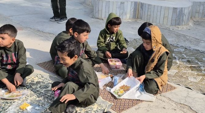 روزی پرنشاط در دبستان امام رضا (ع) شهرستان مروست با خوراکی‌های مفید 