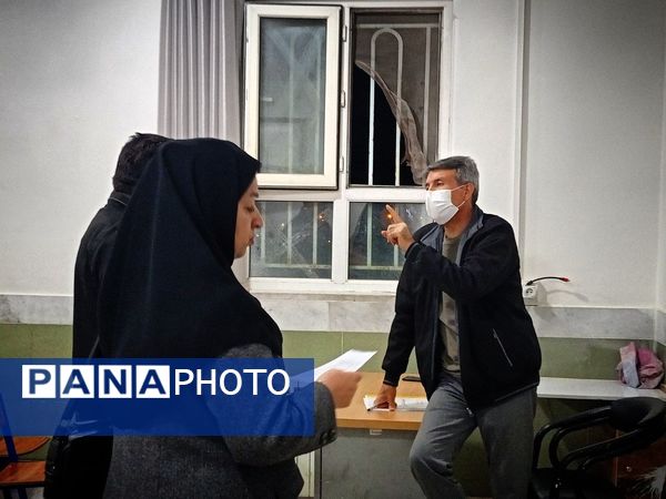 تحویل کارنامه هشدار دانش آموزان به اولیا دبیرستان میثاق