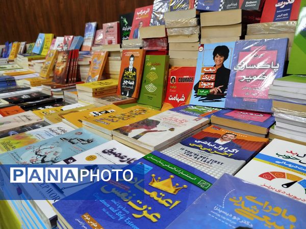 گشایش نمایشگاه کتاب در فرهنگسرای فاروج 
