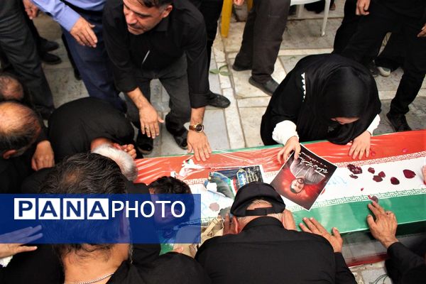 جلوه‌های حزن و خشم در مراسم تشییع شهدا