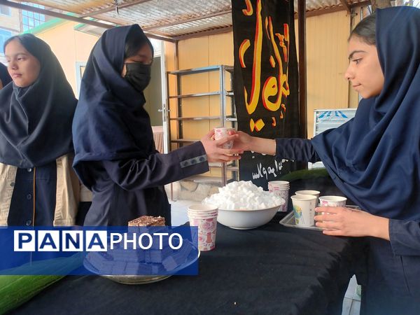 عطر فاطمی در فضای آموزش دبیرستان میرزا جعفر سروقد با برپایی ایستگاه صلواتی 