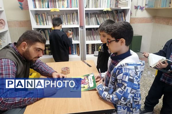 ایجاد غرفه‌های کتاب توسط دانش‌آموزان به مناسبت هفته کتاب و کتابخوانی در ناحیه دو شهرری 