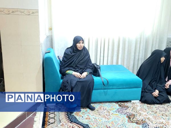 دیدار مسئولان آموزش و پرورش ناحیه یک بندرعباس با خانواده شهید رضا زارعی