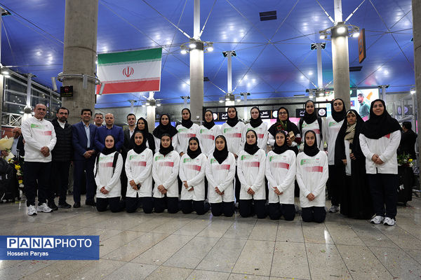 بازگشت طلایی‌پوشان بلندقامت دانش‌آموز ایران با کاپ قهرمانی