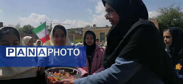 شادی دانش‌آموزان دبستان شهید خلیل طهماسبی مشهد در تحقق وعده صادق