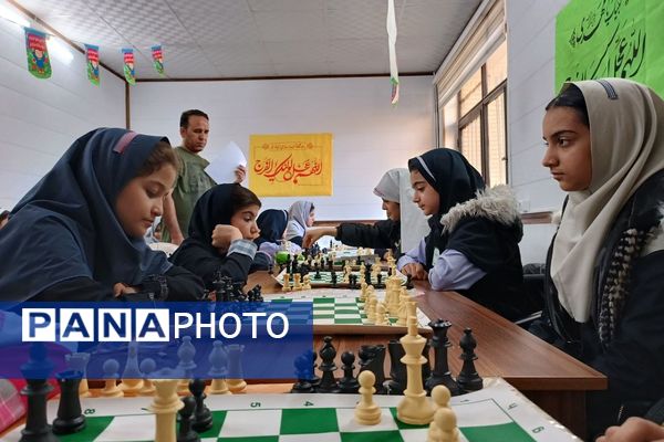 رقابت فکری دانش‌آموزان ورامینی در مسابقات شطرنج کانون هدایت