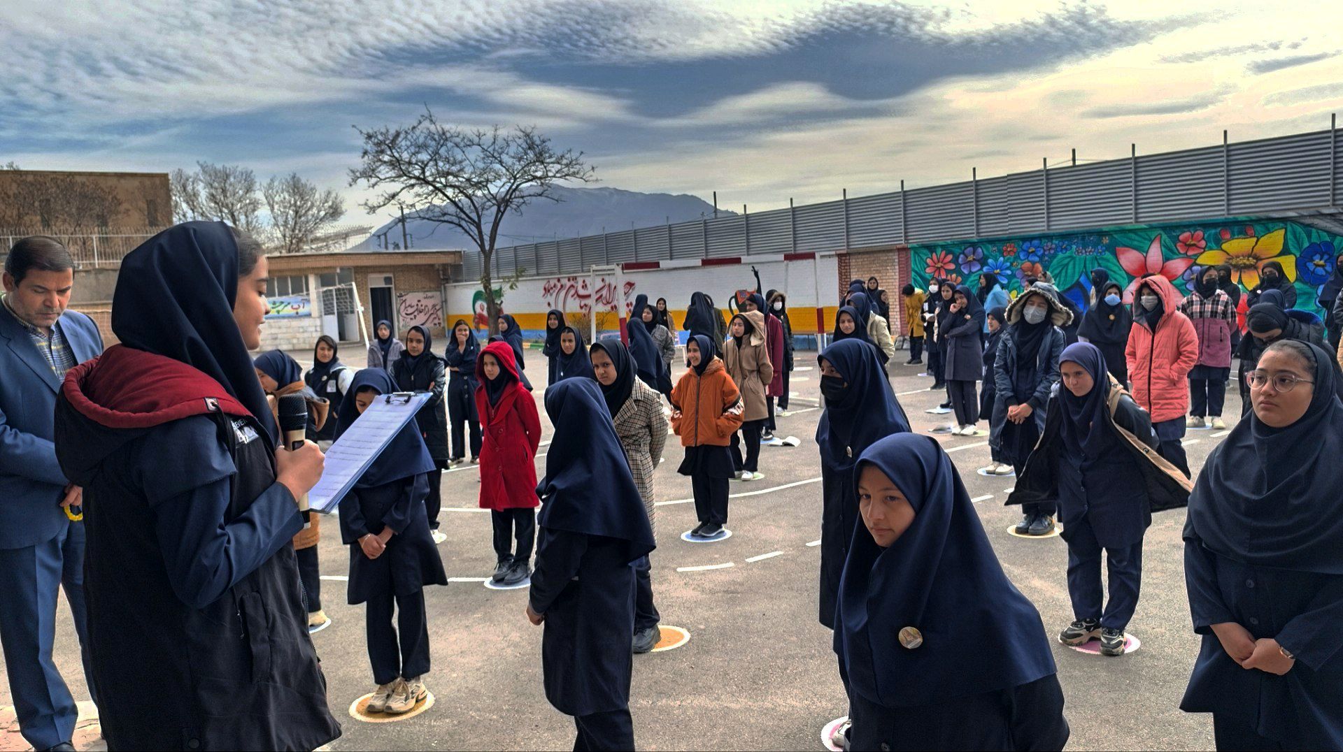 مانور زلزله در دبیرستان حضرت سکینه