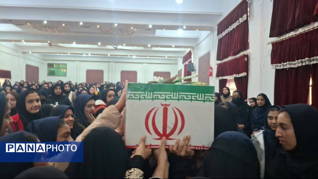 استقبال از شهید گمنام با حضور خانواده شهدا در دبیرستان برازنده مقدم یک